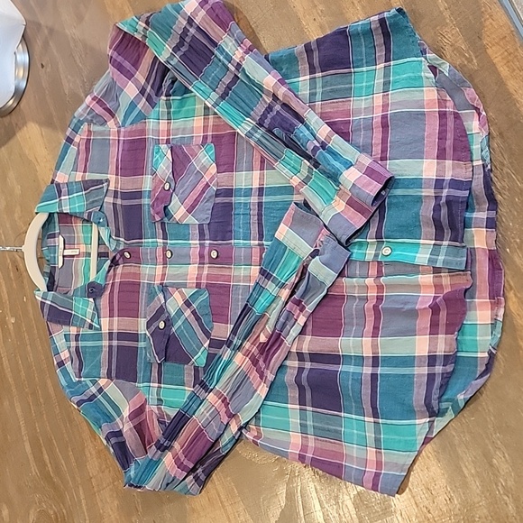 BKE Tops - BKE LARGE FITTED PLAID SHIRT button down w 2 pockets in front.